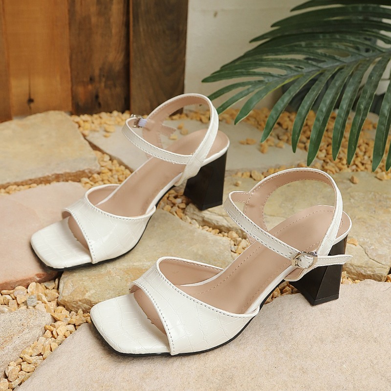 Square Toe Block Heel One Buck - Wide Fit Heels recensie en prijs