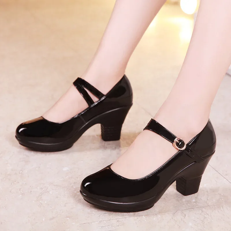 Small Size 32-43 Medium Block  - Patent Leather Pump recensie en prijs