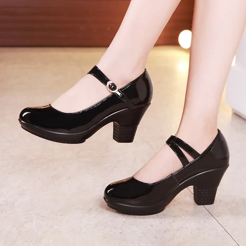 Small Size 32-43 Medium Block  - Patent Leather Pump recensie en prijs